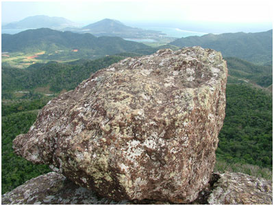 野底岳の頂上に構える石
